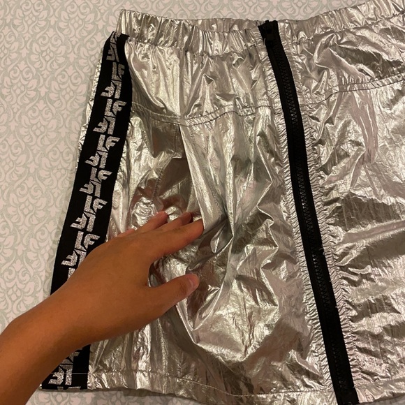LF Shiny Metallic Silver Zip Front Logo Skirt Lined Mesh Zip Back Elastic Waist - Picture 10 of 12